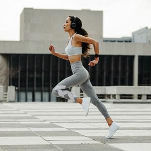 Słuchaj Cardio Rhythms: Nonstop Fitness Music w aplikacji